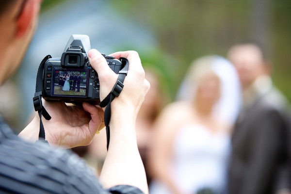6 Weighty Reasons To Hire a Professional Wedding Photographer